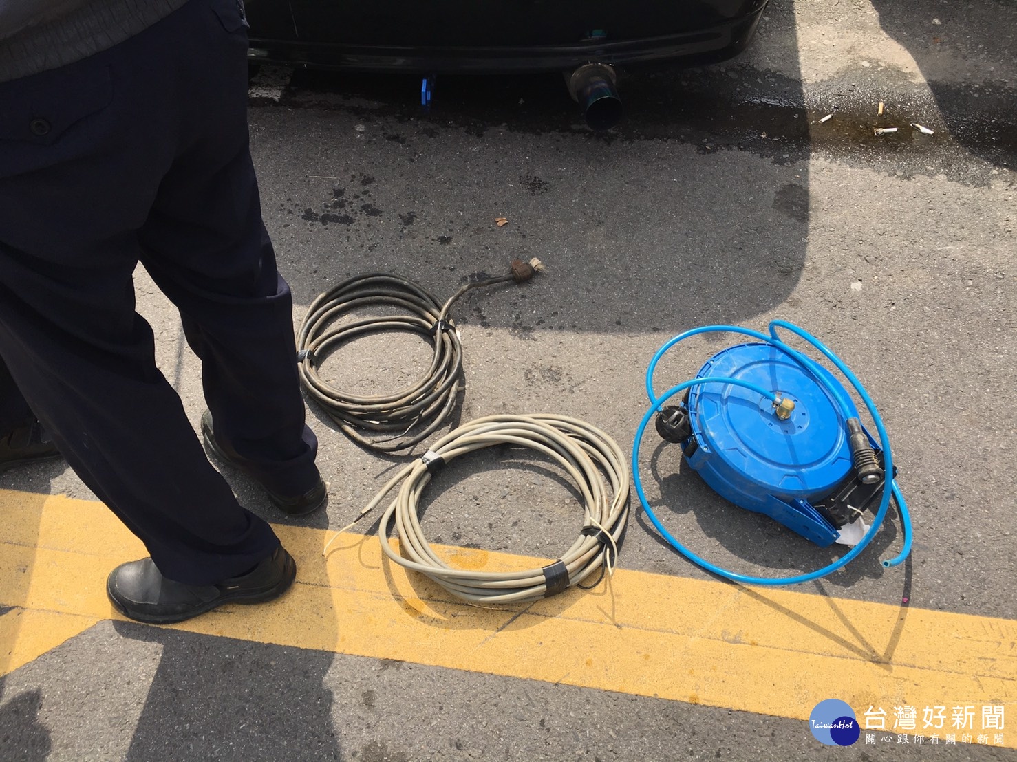 警方在車上查獲得手之工具及電線一批。