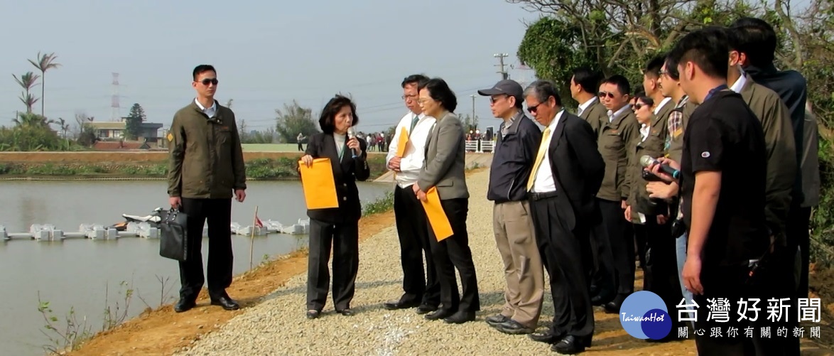 總統蔡英文在桃園市長鄭文燦陪同下，前往新屋農博基地浮島光電區，視察「千塘之鄉埤塘光電綠能計畫」。