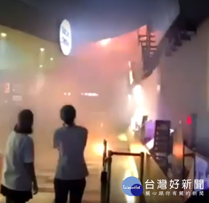 29日晚間8時許，台北市政府附近的信義威秀影城，其商場2樓的漢堡王餐廳突然傳出火災，國片《目擊者》首映會也被迫中斷。（圖／翻攝爆料公社）
