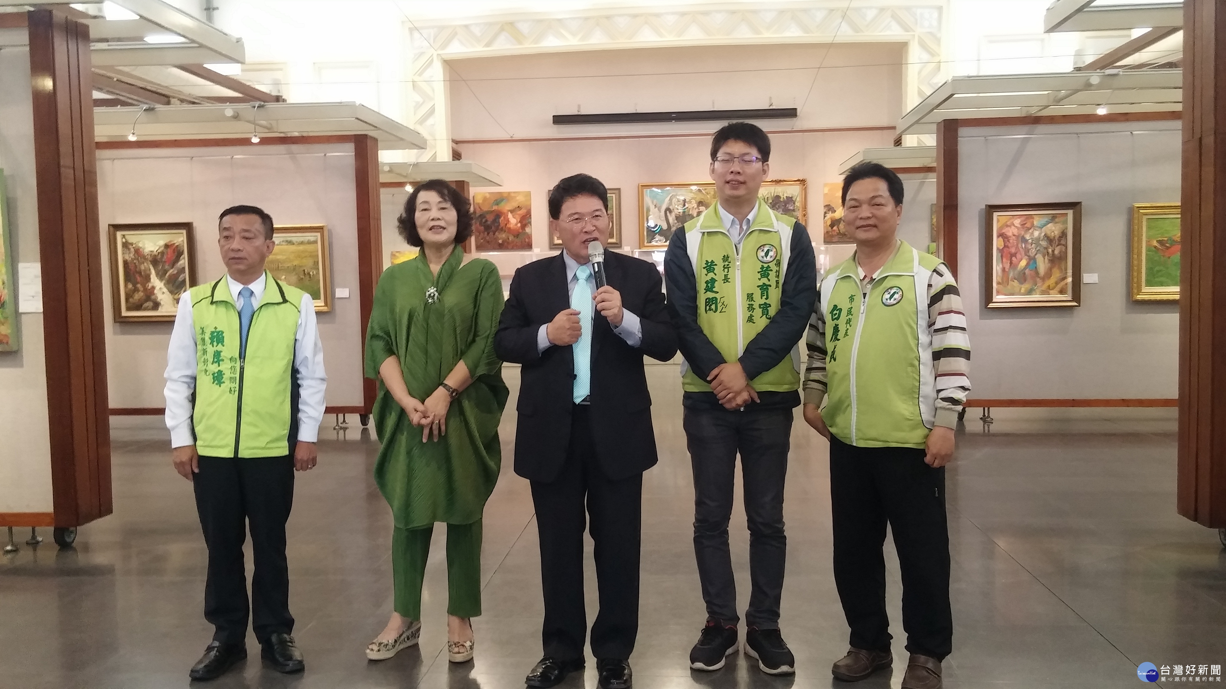 與畫情牽七十年的盧月鉛老師老師巡迴首展,彰化市長秋蒞臨盛會。