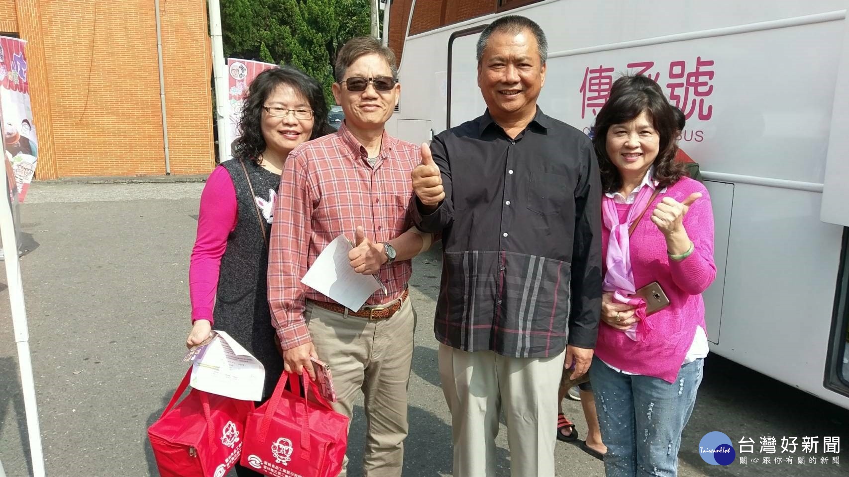 發起捐血活動的嘉楠食品董事長陳和春(右二),平時就經常參與公益活動。(圖/取自嘉楠食品臉書)