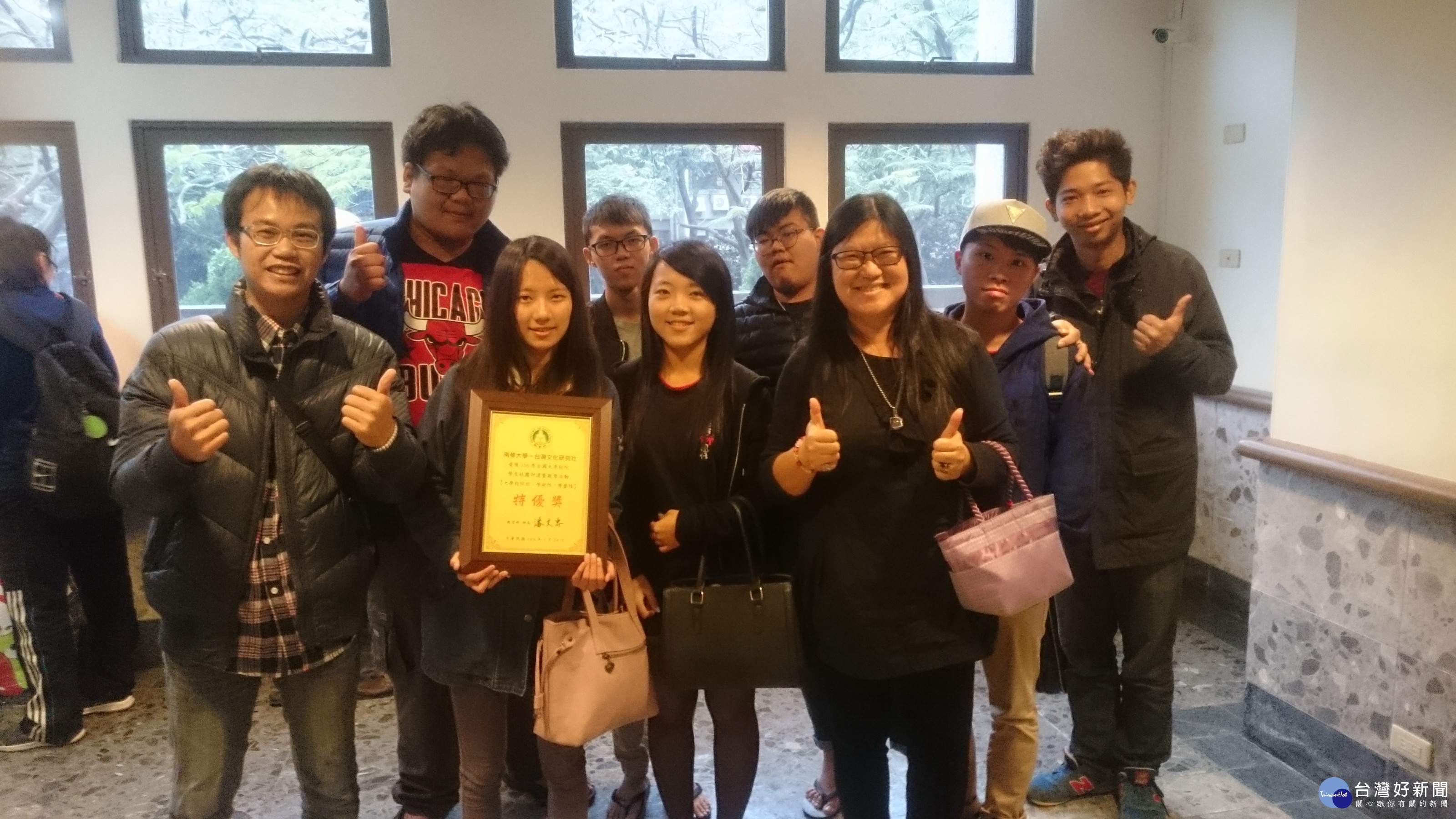 全國大專社團評選,南華大學再度勇奪「雙特優」課指組簡碩柔組長(前排右1)、組員與台灣文化研究社社員合影,