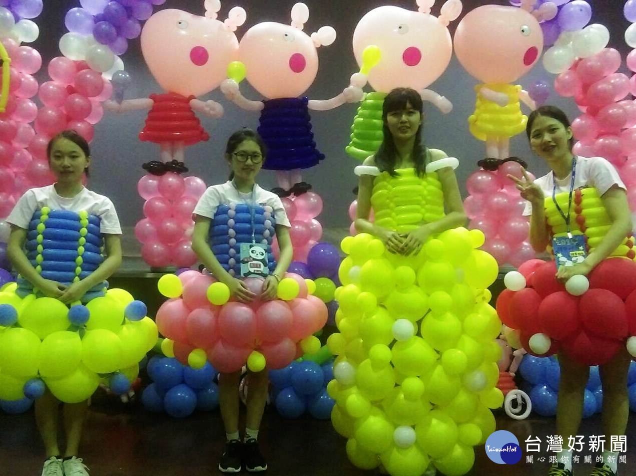  ▲永平工商幼保科師生用氣球傳遞幸福，可愛繽紛的色彩深獲孩童喜愛。(圖永平工商提供)