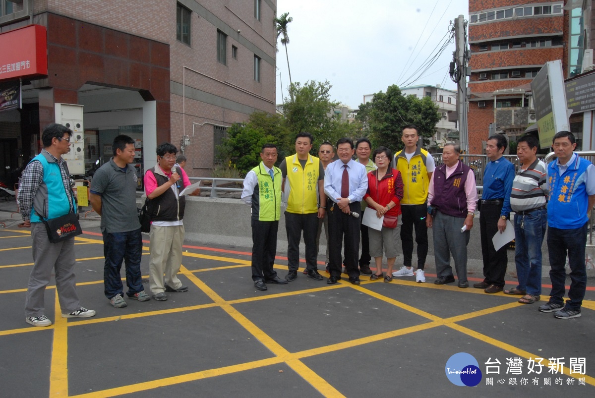 三民橋改建工程已近完工邱市長(中執麥克風者)等人聽取施工單位完工前簡報。