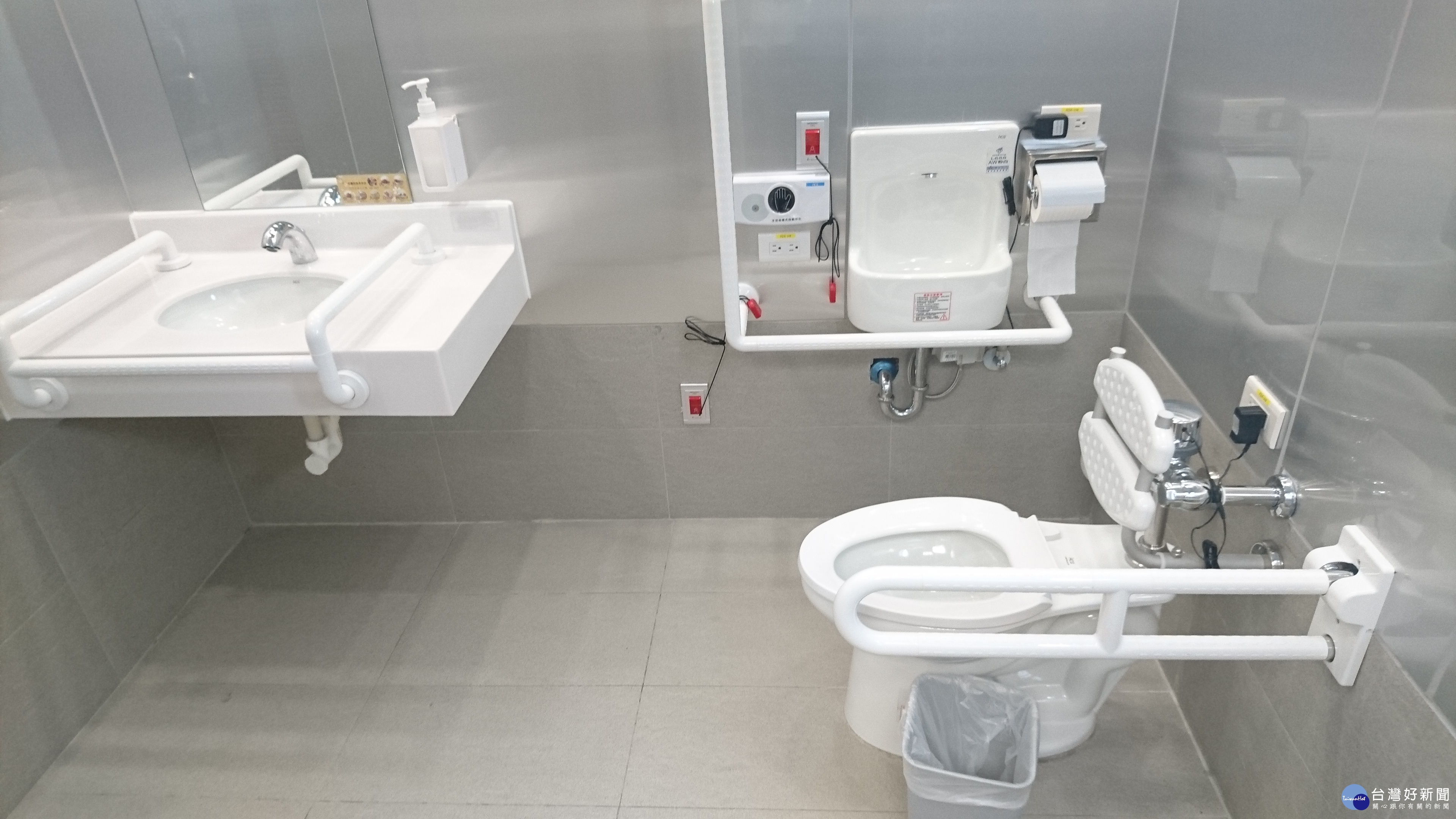 長安醫院在無障礙廁所增設紅外線偵測器,預防病人在昏倒卻無人發現的危險。