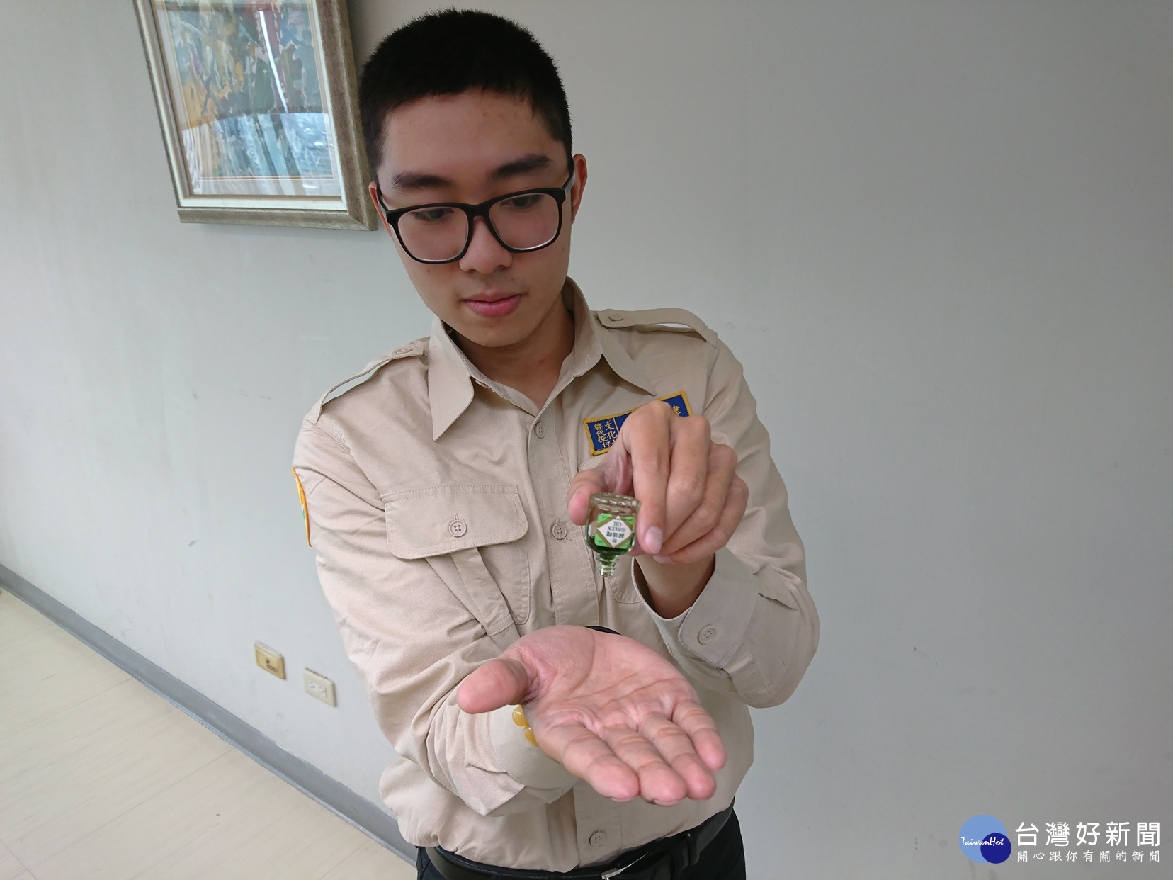役男抽籤出奇招,掌中畫「通天眼」、塗上綠油精