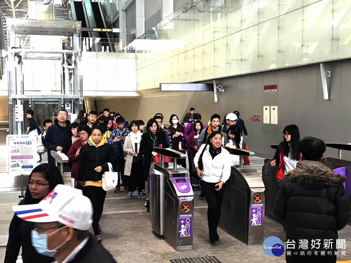 機捷通車滿月,第一個月的運量約為208萬人次,平均每天約為6萬7千人次