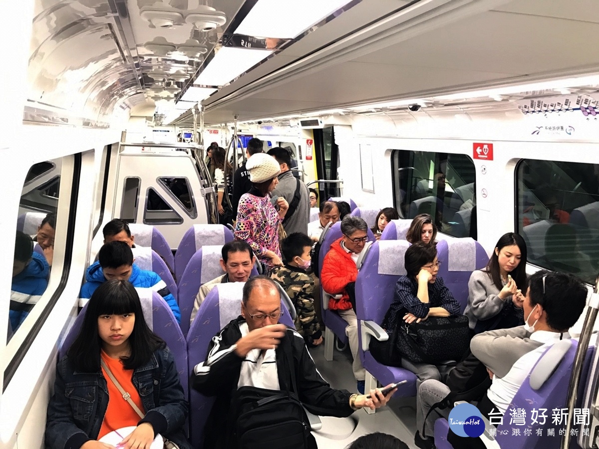 機捷通車滿月,第一個月的運量約為208萬人次,平均每天約為6萬7千人次