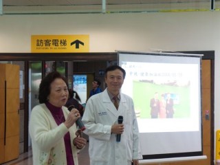 74歲的鄭女士，日前右眼接受無刀白內障前置手術，，明顯改善老花且能閱讀英文小字。