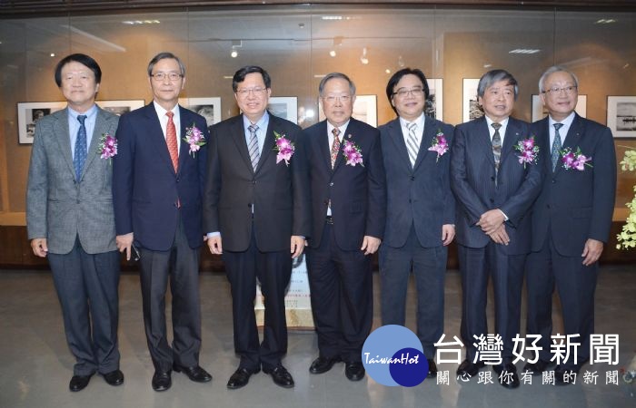 鄭文燦說,攝影家具有敏銳心靈,經常以作品呈現對台灣的關懷。