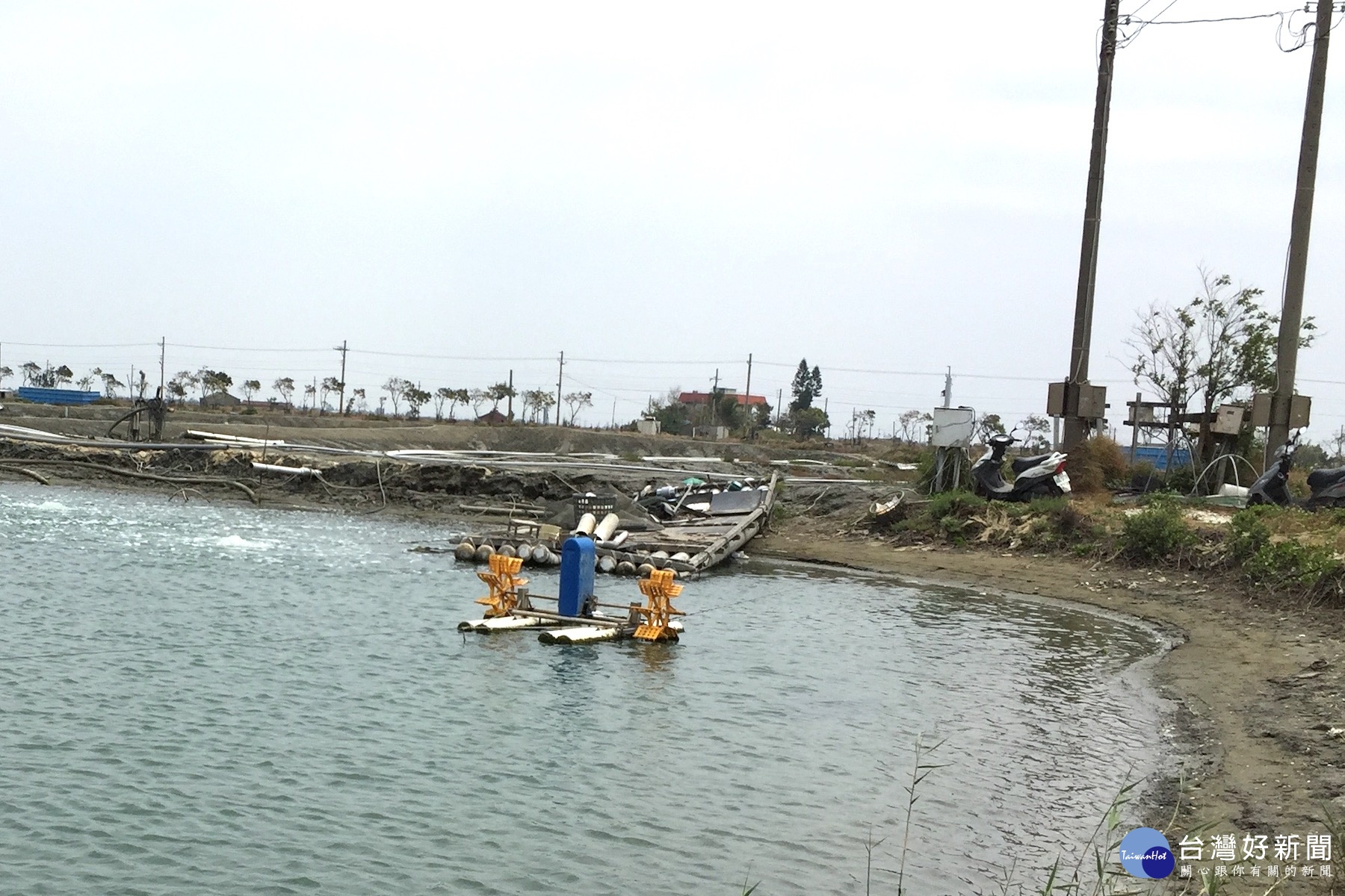 閒置已久的水車拖到岸旁,新漁人王麗櫻說可省掉大筆電費。(記者/黃芳祿攝)