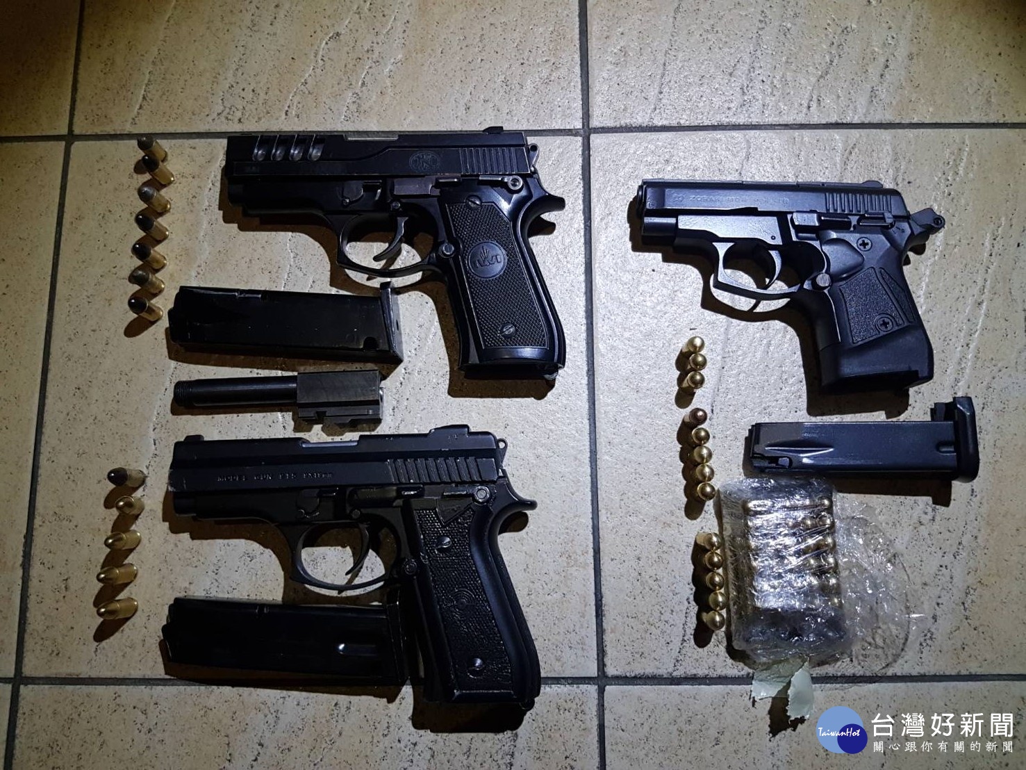警方現場查獲槍彈（制式手槍1支、改造手槍2支，子彈55顆）等犯罪證據。