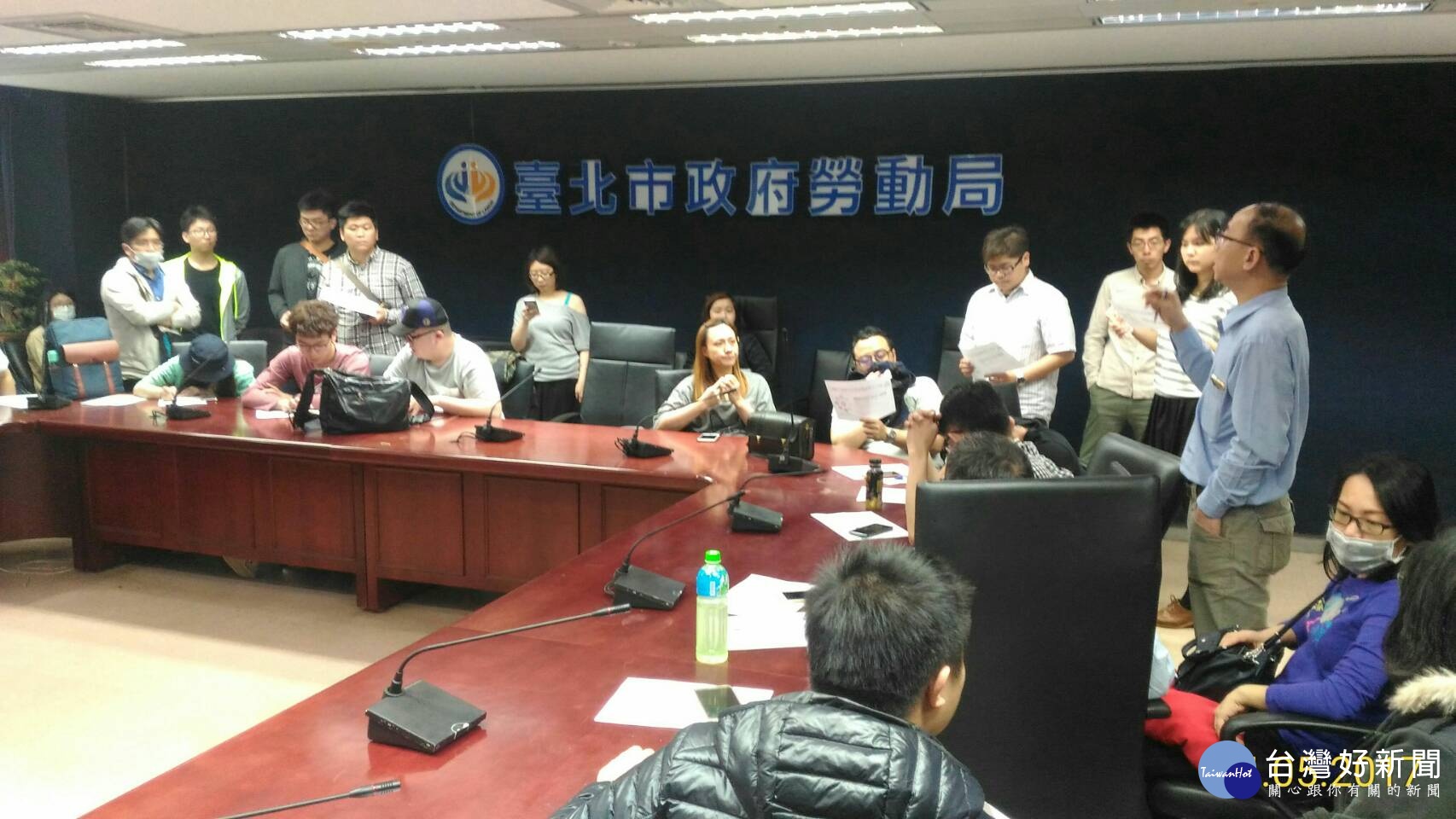 有70多名「快取寶」員工，5日下午到台北市勞動局尋求協助，並申請勞資爭議調解。（圖／台北市勞動局）