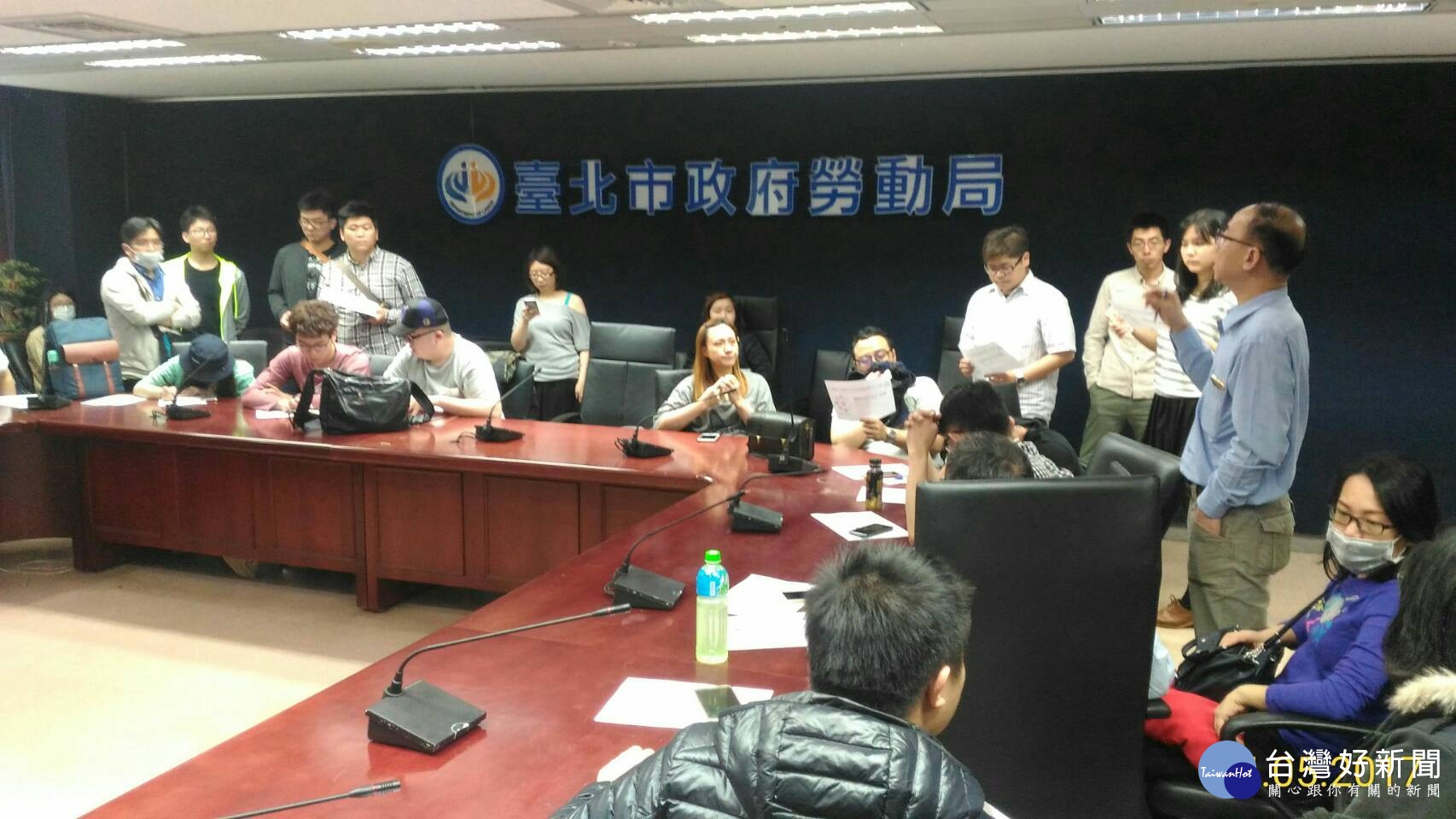 有70多名「快取寶」員工,5日下午到台北市勞動局尋求協助,並申請勞資爭議調解。(圖/台北市勞動局)