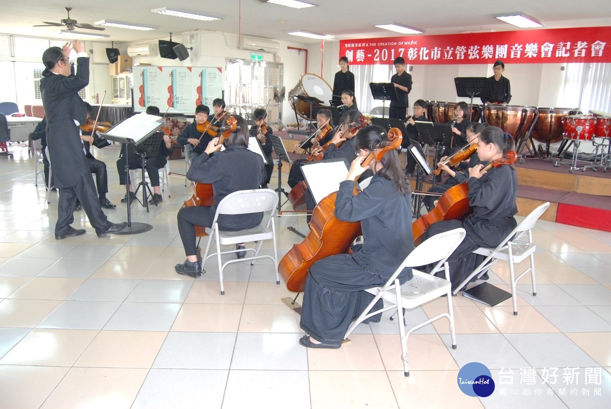 彰化市立管弦樂團在旅法指揮家柯宇芳(左)指揮下精彩演奏。