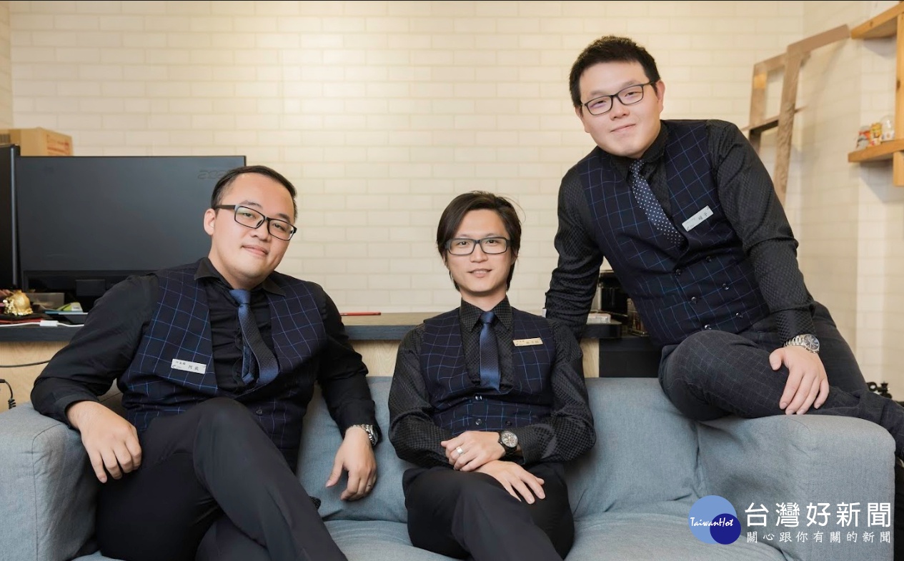 楊照欽(阿欽)、林子揚(子揚)、陳建全(罐子)三位年輕人,原本各自在不同的領域,卻因為對於攝影興趣共同的執著與熱情,而成為一起創業的合作夥伴。(圖/絆嵐攝提供)