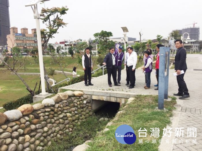 鄭市長指出應該要把土地恢復平整,以利土地所有權人作為停車場或綠美化等用途使用。