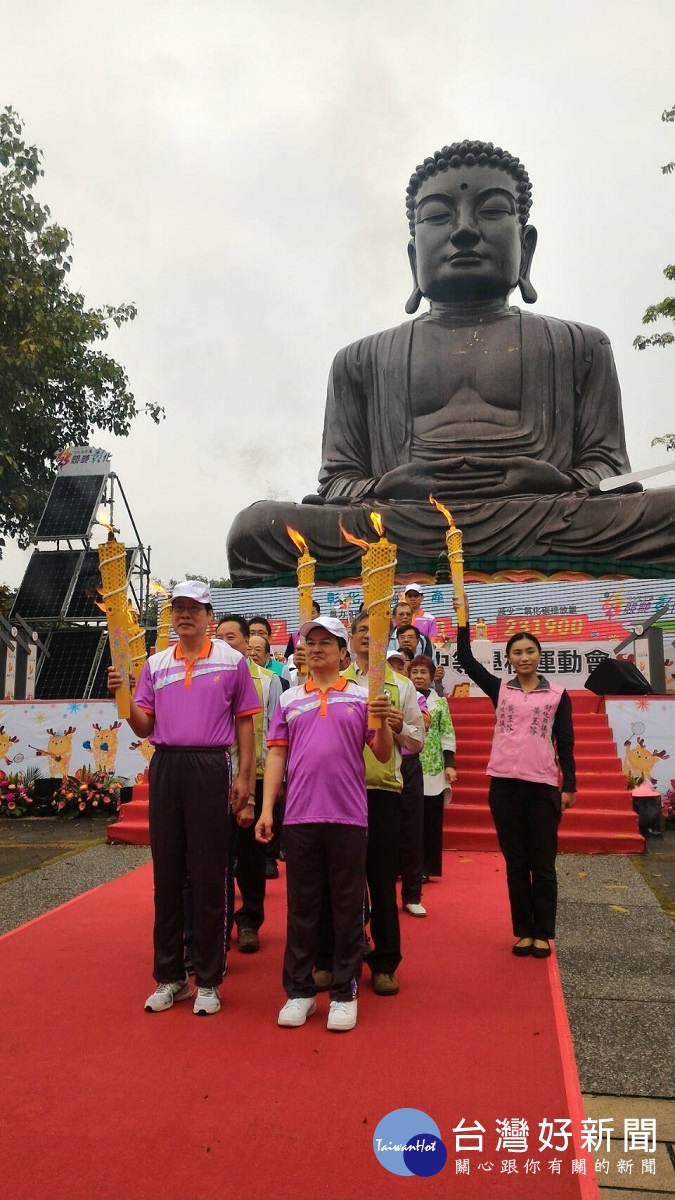 彰化縣長魏明谷與王主秘以及參與貴賓點燃聖火後準備起跑。