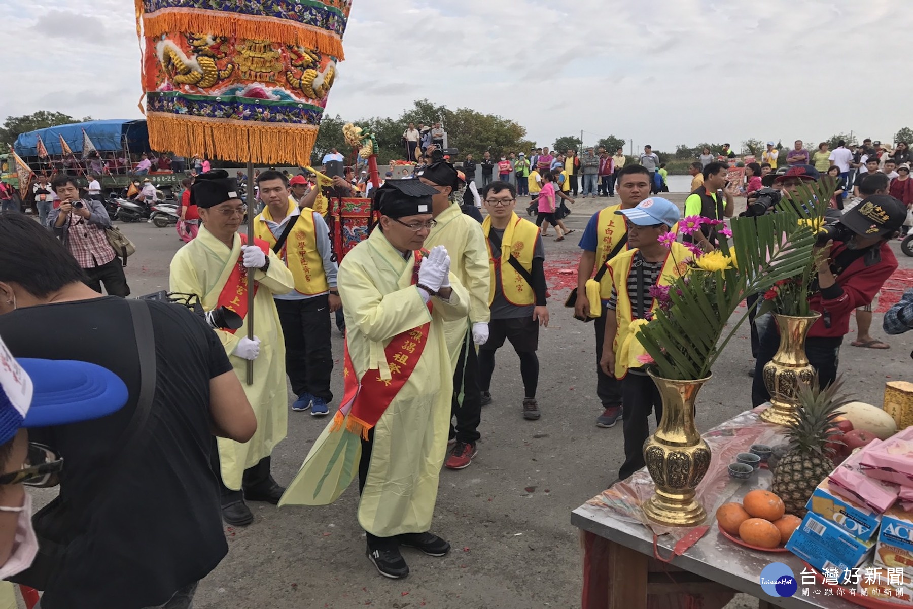 前教育部長吳清基(左二)擔任上白礁謁祖主委。(記者/黃芳祿攝)