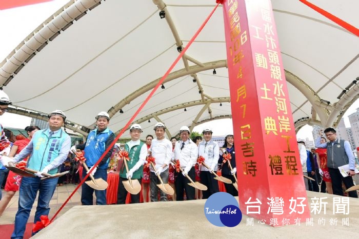 桃園市長鄭文燦前往桃園區水汴頭音樂廣場,出席「106年度桃園區水汴頭親水河岸工程動土典禮」。