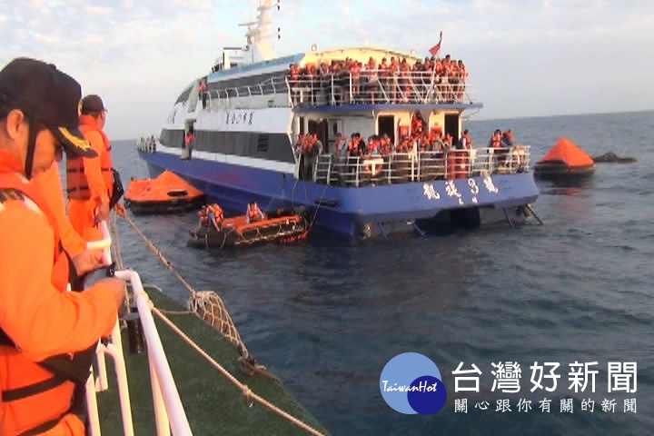 澎湖客輪凱旋三號進水擱淺布袋外海,354人全數平安獲救〔圖一/海巡隊提供〕