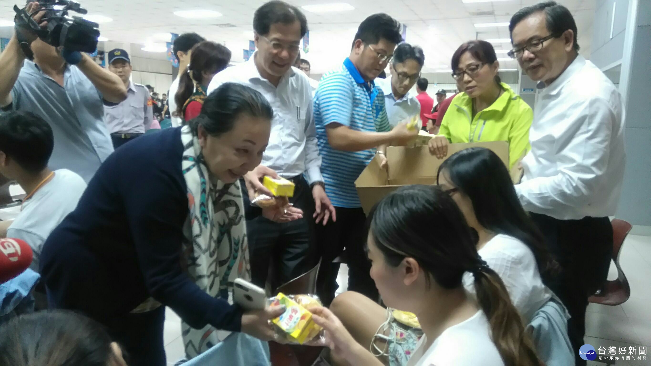 嘉義縣長張花冠慰問遊客,澎湖客輪危機處理和布袋港區網路通訊品質待加強〔圖二/縣政府提供〕