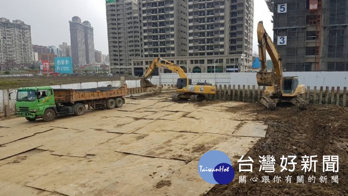 遠雄集團營建工地,建築工程土方開挖,竟不依申報核准計畫載運,遭市府查獲!
