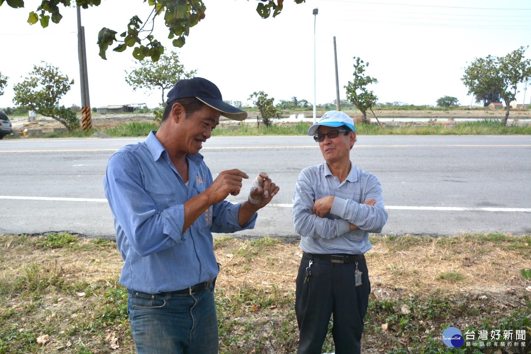 李姓施工人員說,種電預計七年即可回本。(記者/黃芳祿攝)
