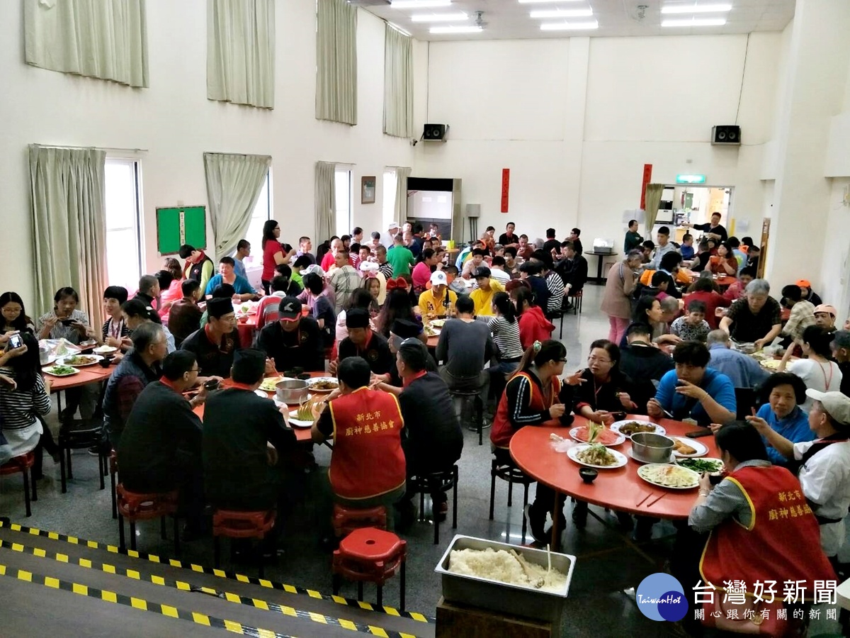 新北市廚神慈善協會暨謝慧謹愛心團隊、桃花園義剪團隊、和美龍華慈惠堂,到桃園教養院義煮辦桌請吃飯等公益活動