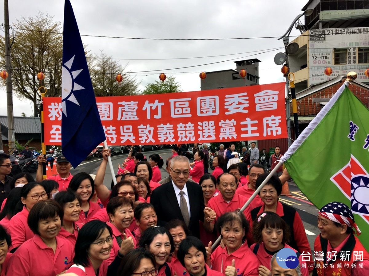 蘆竹區國民黨派員出席歡迎吳副的蒞臨,大家紛紛搶著與吳敦義合照,展現國民黨團結氣勢