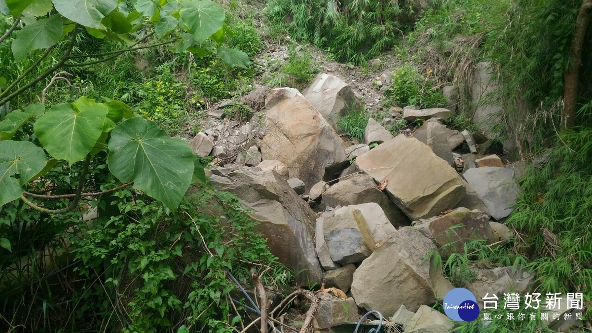 每逢下雨會有大石崩落。