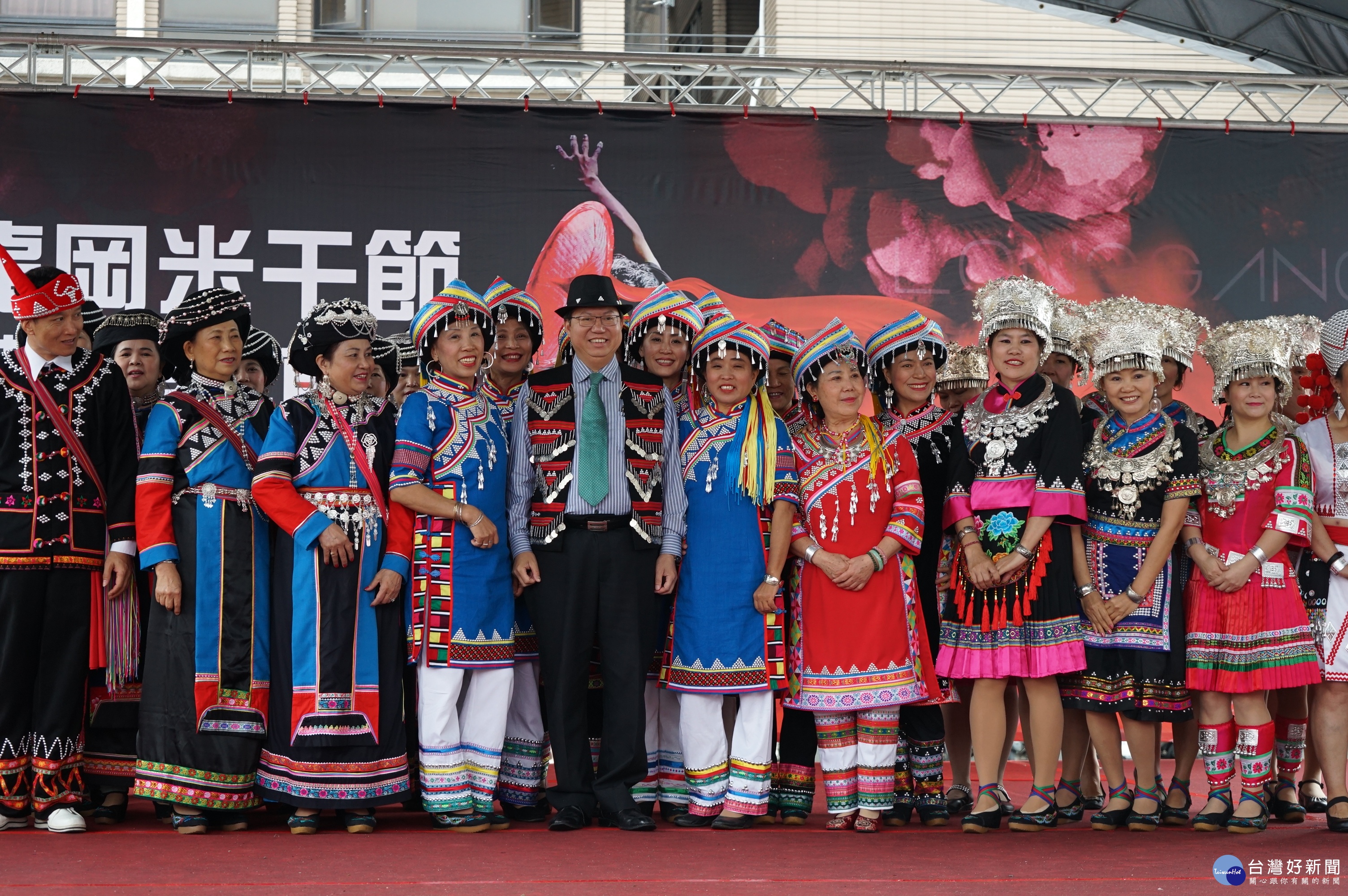 鄭市長表示，為呈現豐富多元的滇緬文化，市府推出「2017龍岡米干節」系列活動，主題為「水花火舞」。
