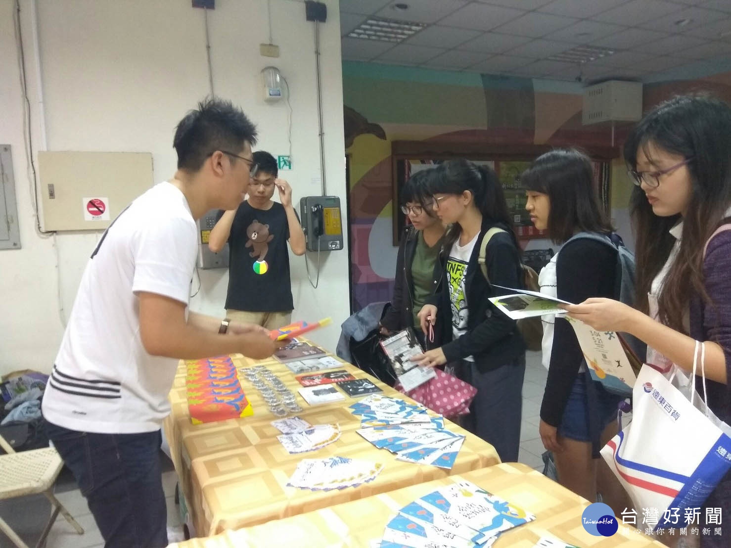 ▲藝文氣質濃厚的高師大生透過校園宣傳會更進一步了解201臺南藝術節系列活動。(圖/記者許凱涵攝)
