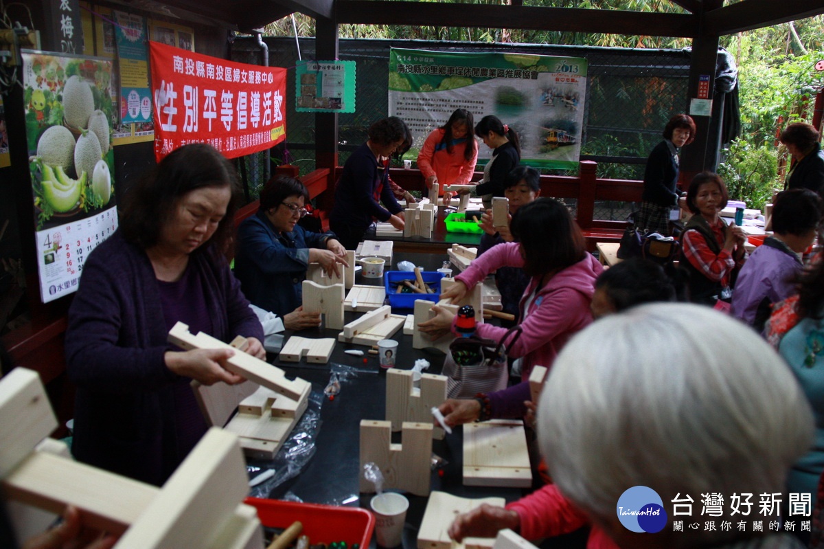 婦女朋友進行木藝DIY。（記者扶小萍攝）