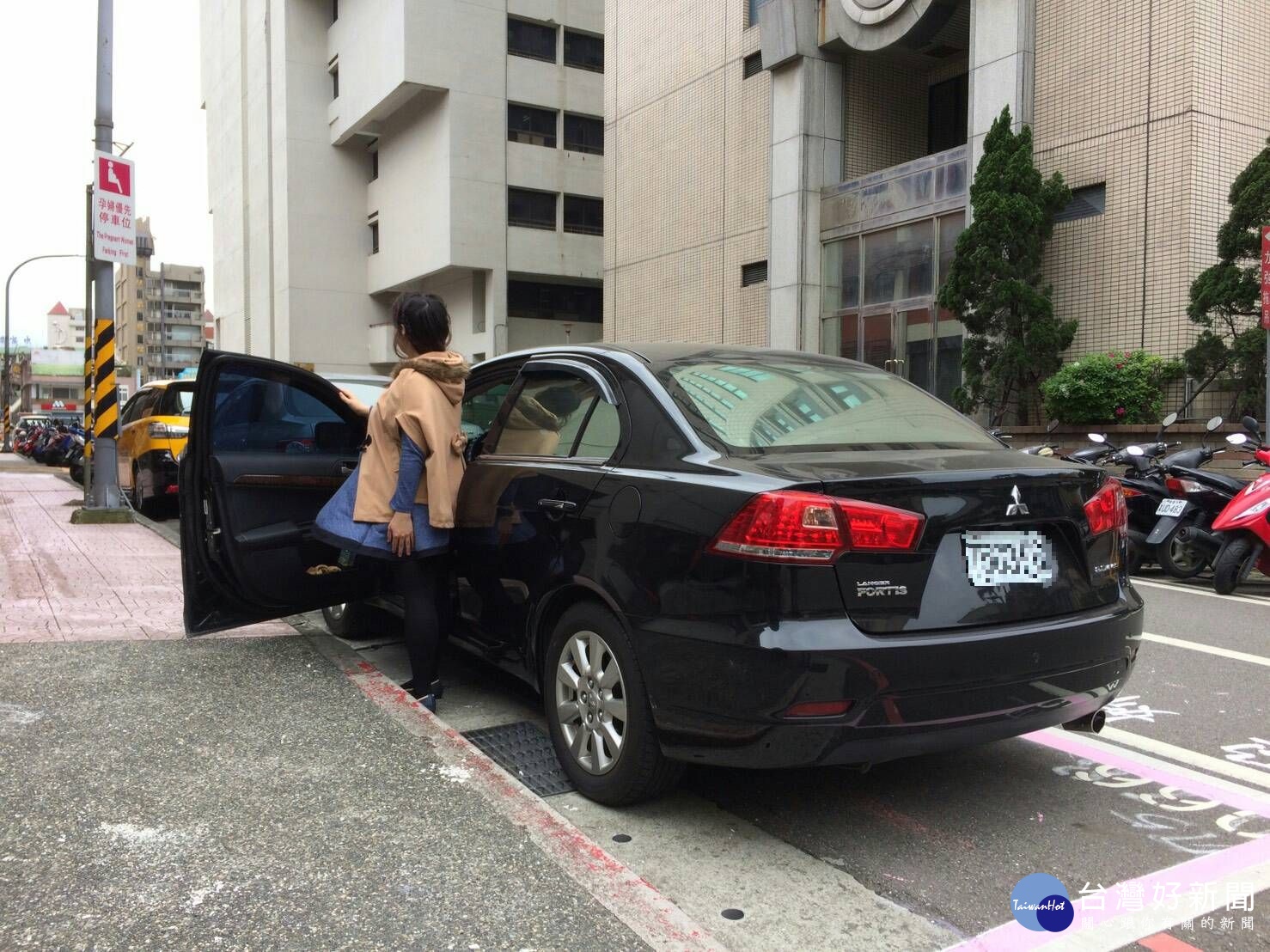 桃園市政府為便利懷孕婦女洽公,路邊停車格劃設2個「懷孕婦女優先停車位」。