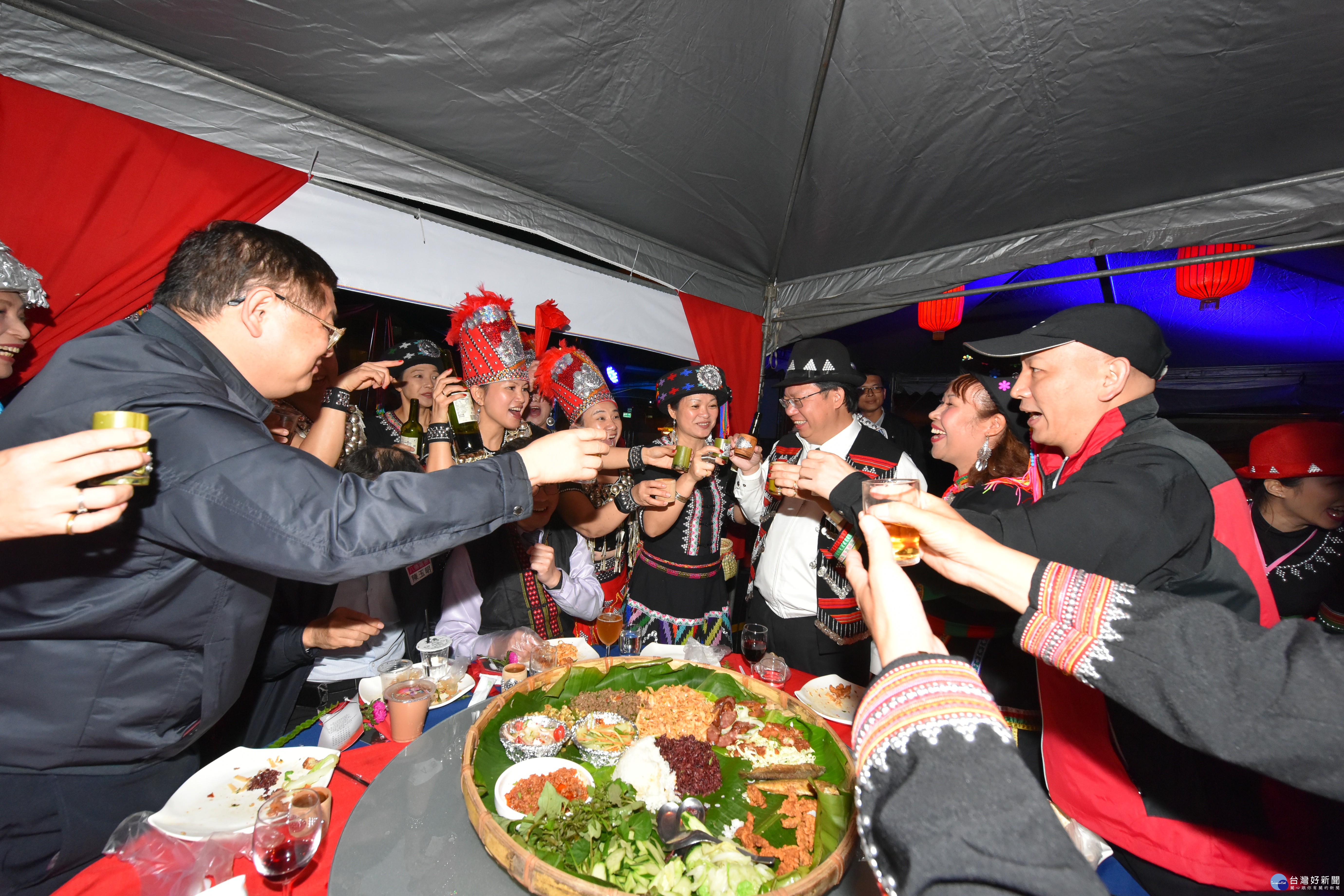 長街宴是龍岡米干節的重頭戲,有著米干及各式滇緬料理,展現出雲南人濃厚的人情味。