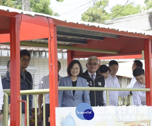 總統蔡英文體驗滿載雲林人共同記憶的糖鐵五分車,允諾打造方便、節能、友善的軌道建設。(記者陳昭宗拍攝)
