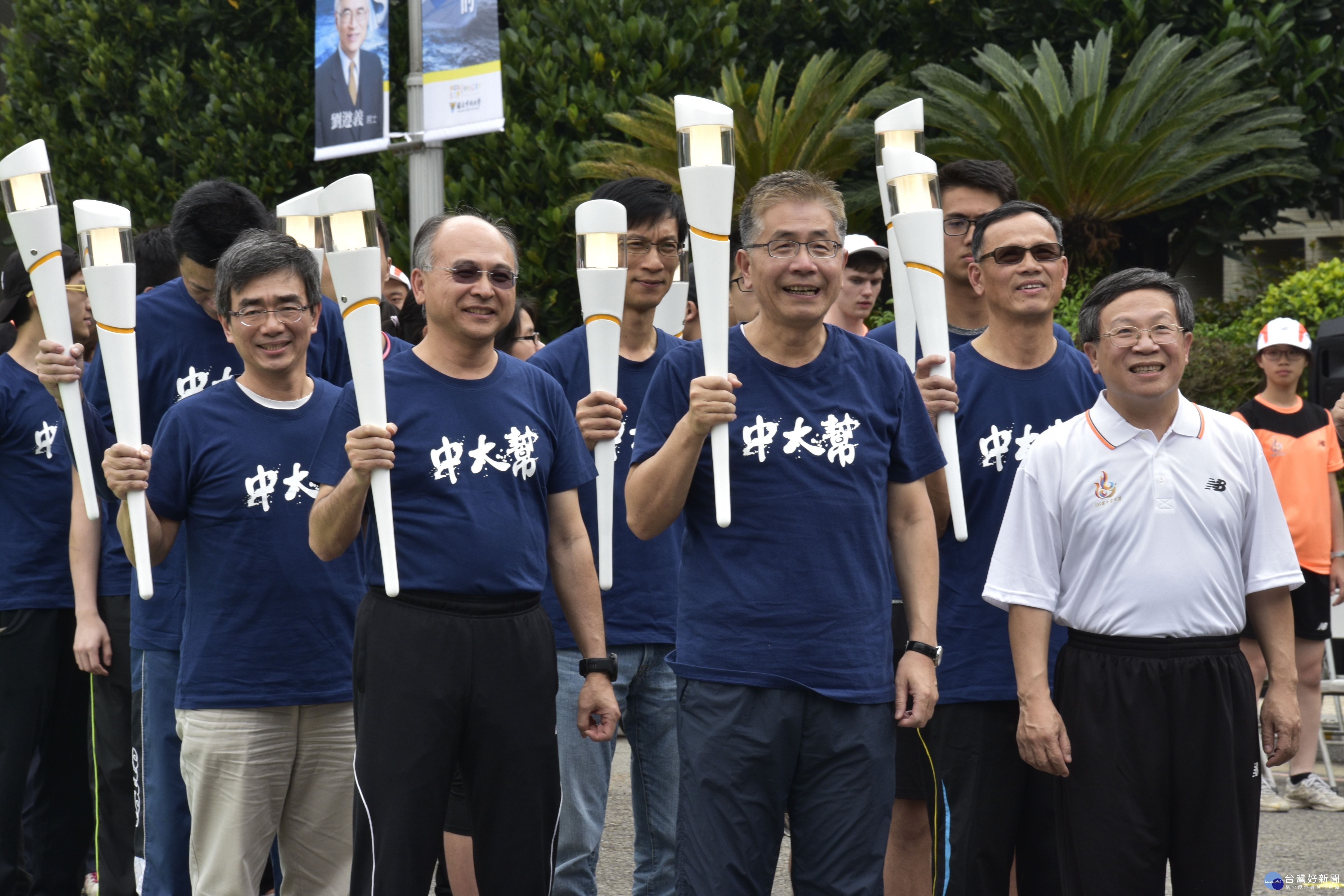 中大聖火隊由周景揚校長領軍，人人身穿「中大幫」T-shirt，氣勢如虹，展現團結一致的精神。