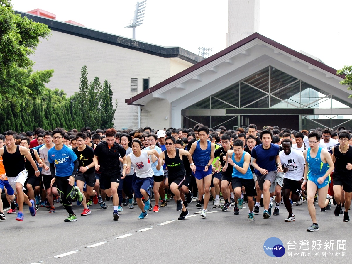 長庚大學30週年校慶校園路跑超過2500人參加，盛況空前。 