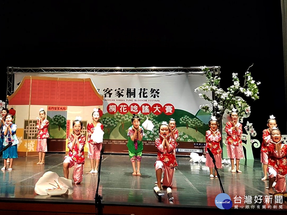 桃市桐花唸謠大賽學母語37隊600人參與爭霸,第二名石門國小可愛逗趣的動作讓人忍不住鼓掌稱好