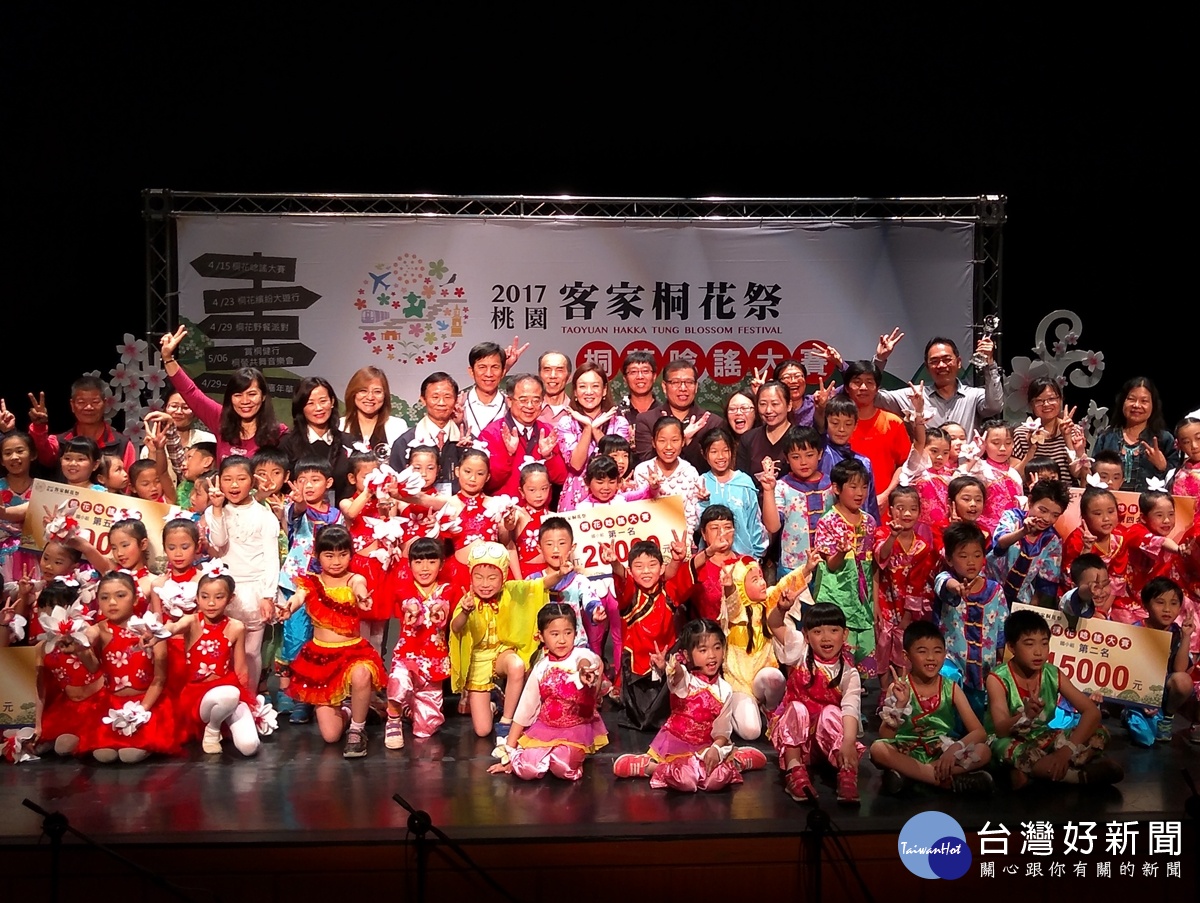 桃市桐花唸謠大賽學母語37隊600人參與爭霸,客家事務局長蔣絜安與獲勝者合影