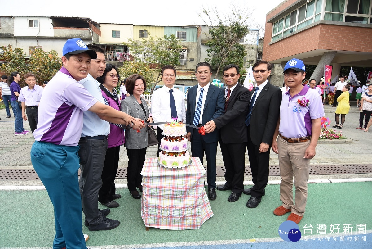 海埔國小80歲生日快樂，縣長魏明谷、校長陳東漢以及與會貴賓一起切蛋糕祝賀。