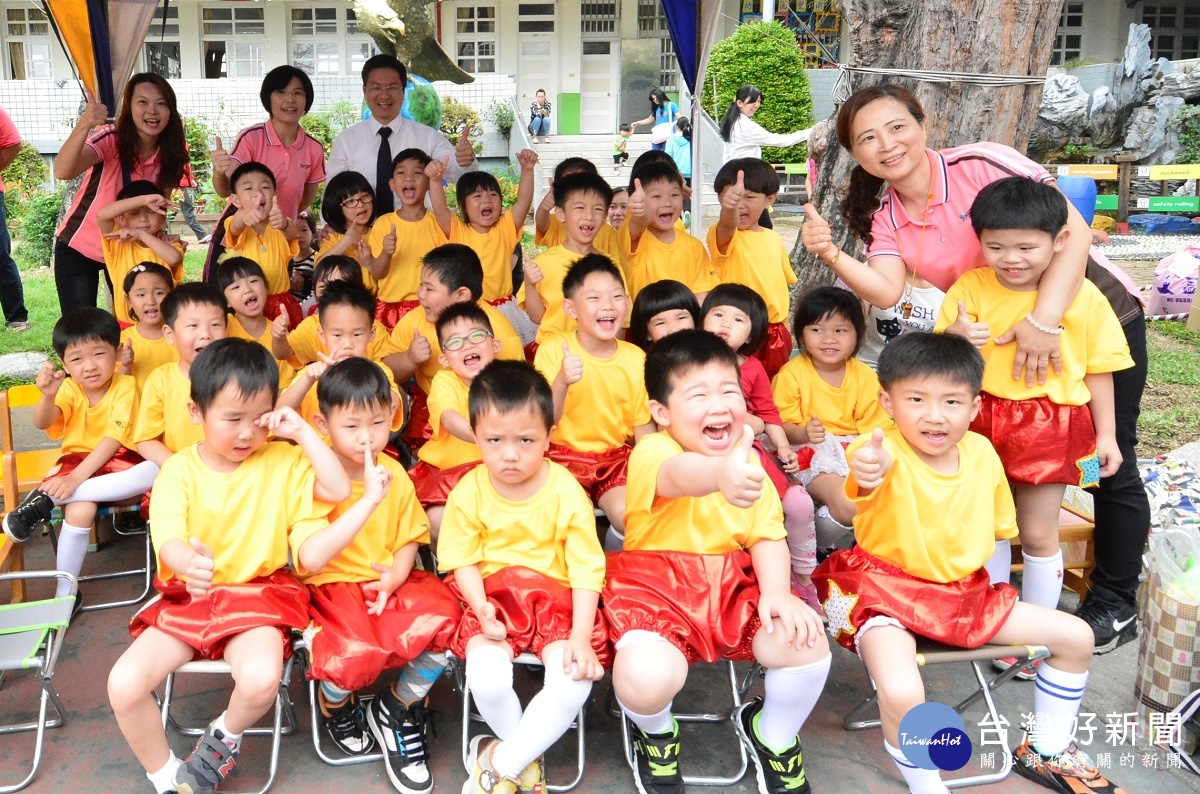 培英國小93週年校慶園遊會暨英語村等設施啟用典禮-縣長魏明谷與小朋友快樂在一起。