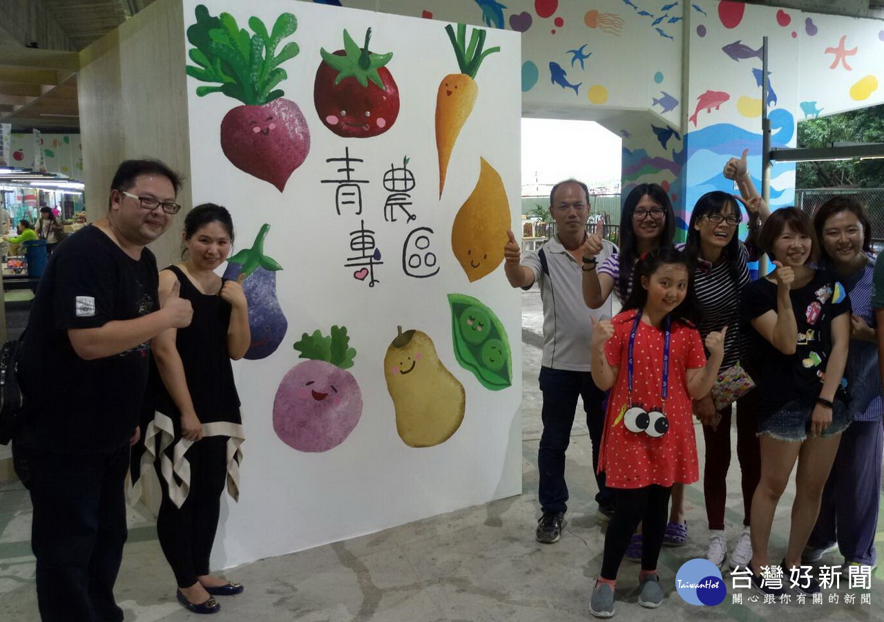 桃園農創市集成立「青農專區」,設計師帶領青農進行彩繪。