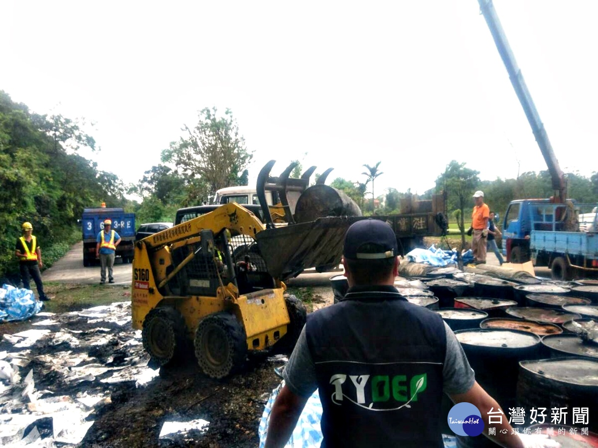 龍潭區五福街遭棄油泥 環保局全力緝凶