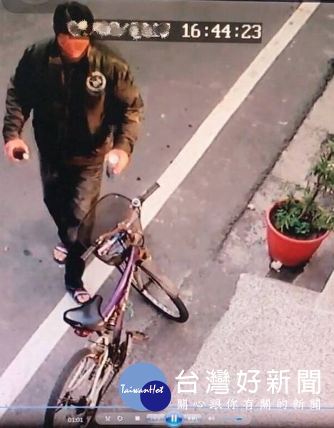 人在做天在看　笨賊偷腳踏車監視器全都錄