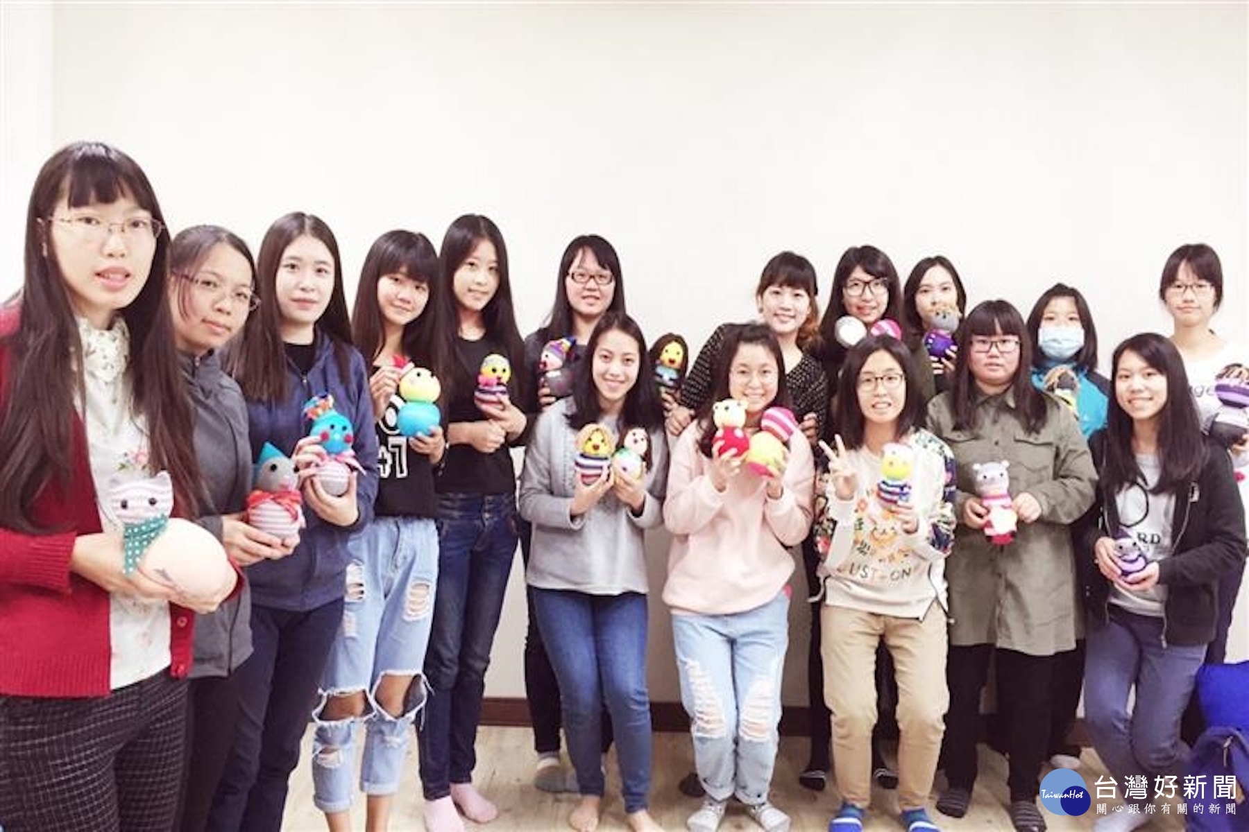長榮大學校園手作襪子娃娃一群快樂大學生。