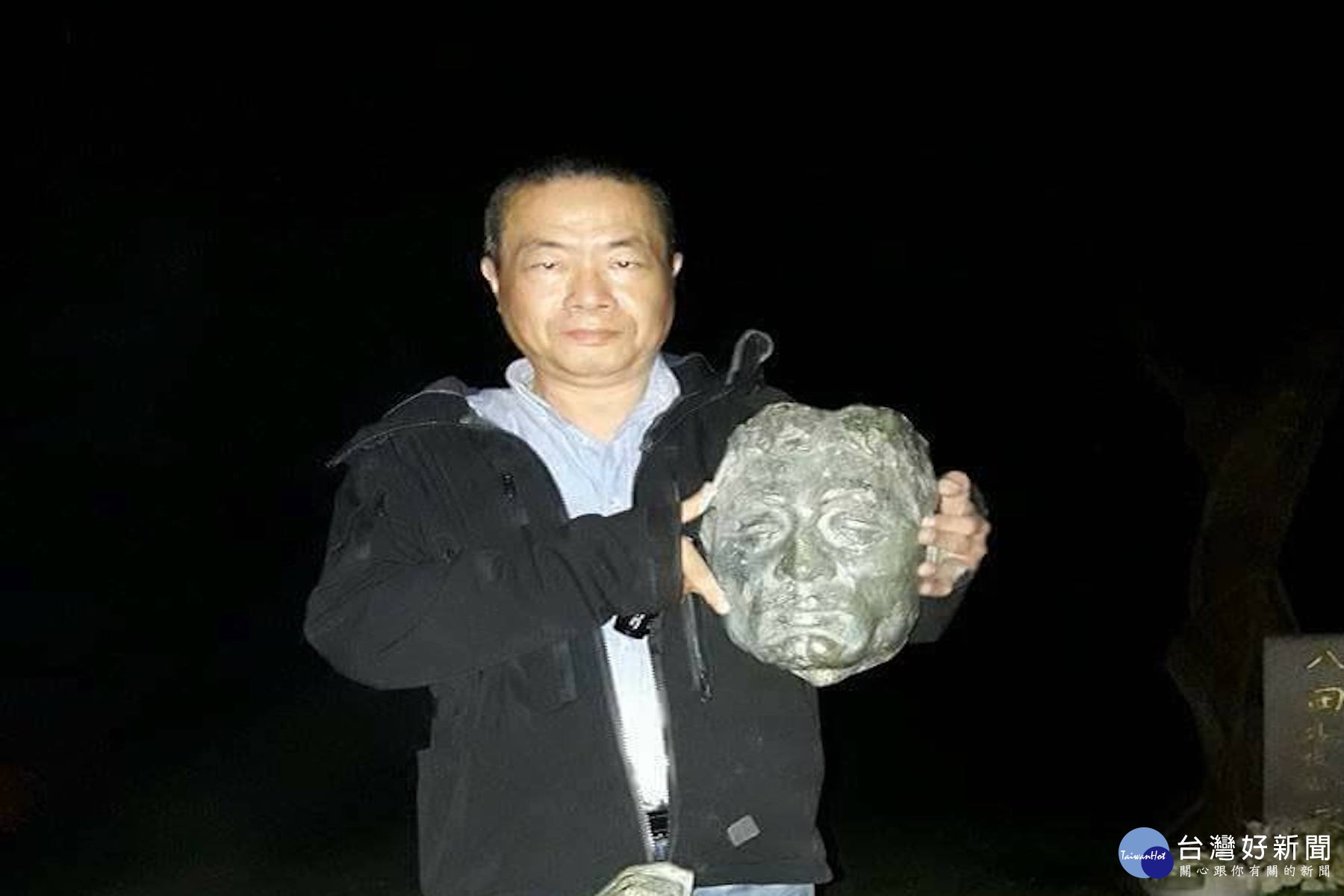 李嫌臉書否認拿走銅像頭。(圖/翻攝自李承龍臉書)