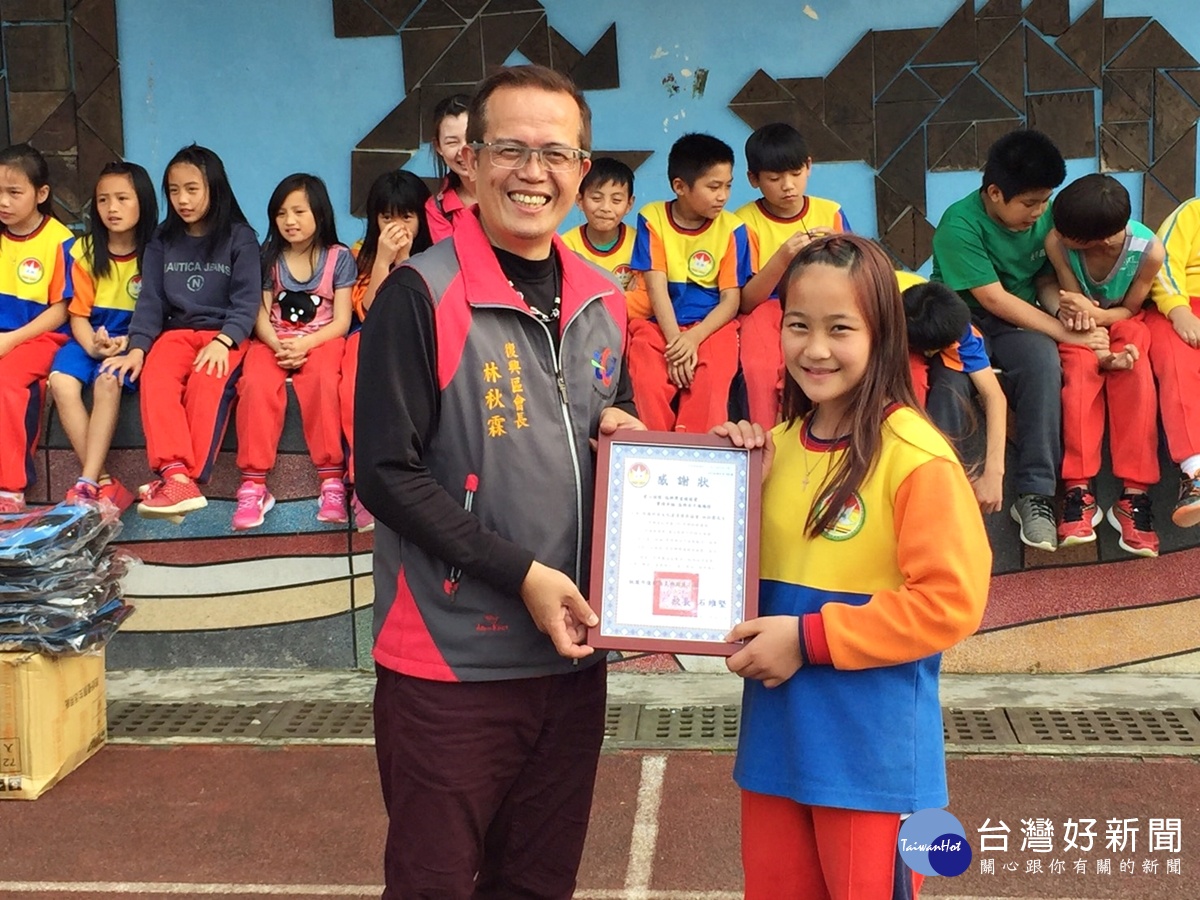 林秋霖出席復興區百吉國小校慶並頒發獎狀給獲獎的同學 