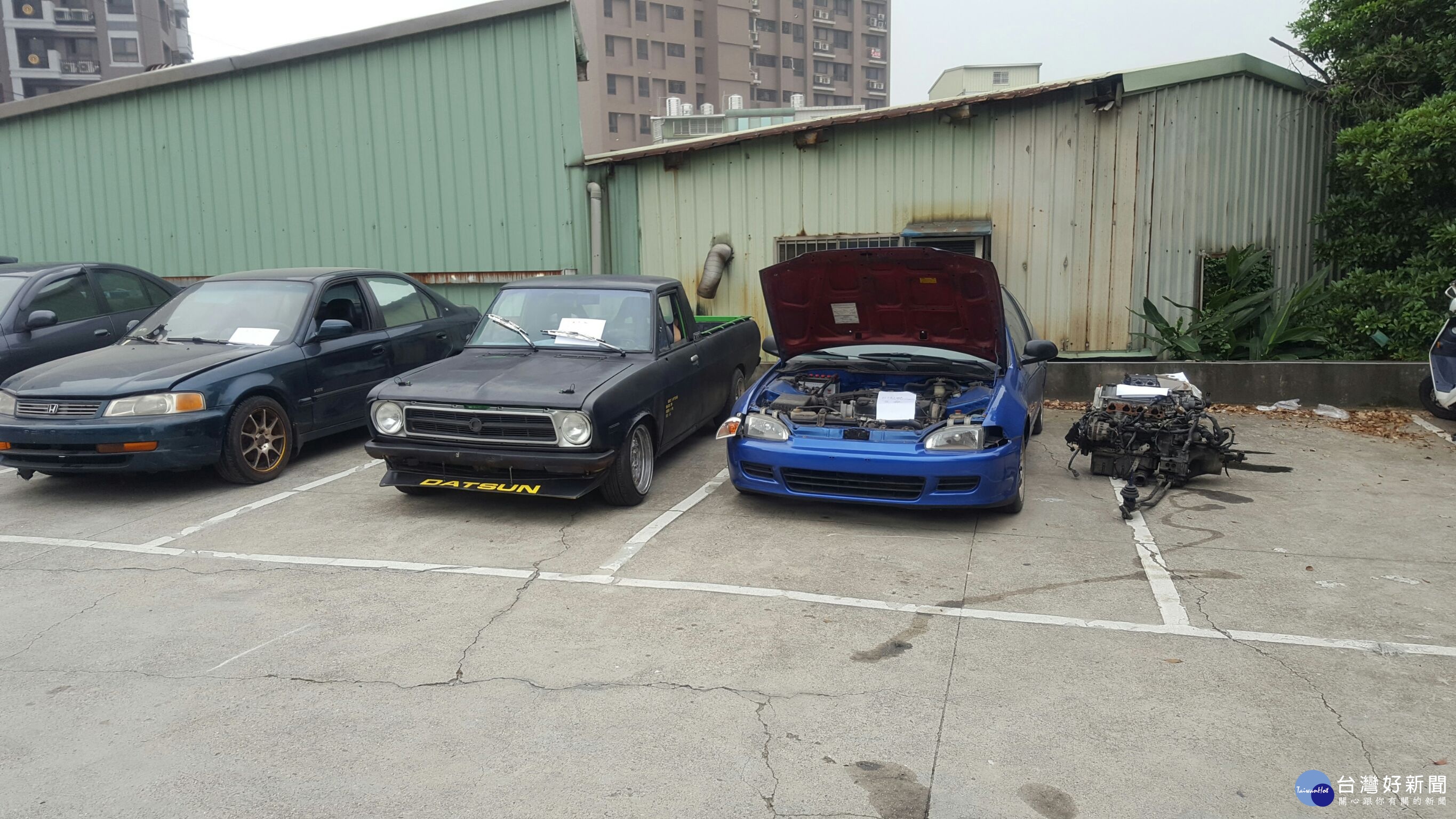 警方查扣失竊汽車引擎1個(V7-9XX5)、失竊汽車3部(3XX7-NQ、589-8XX6、5XX7-K8)、